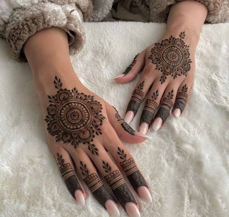 back-simple-mehndi-design-photo-back-side