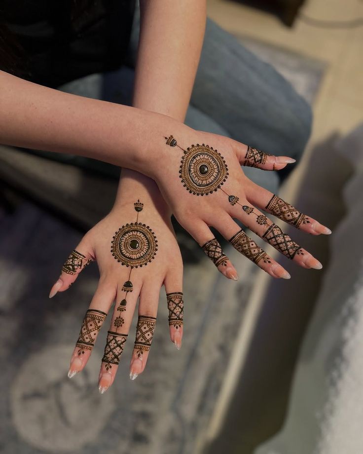 chand-simple-mehndi-design-stylish-front-hand chand-simple-mehndi-design-stylish-front-hand