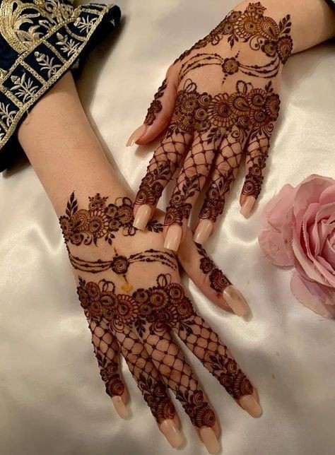 easy-and-beautiful-arabic-mehndi-design-simple-back-hand easy-and-beautiful-arabic-mehndi-design-simple-back-hand