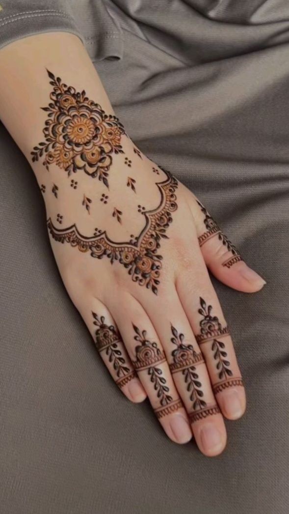 mehndi-design-simple-and-beautiful-stylish-front-hand mehndi-design-simple-and-beautiful-stylish-front-hand