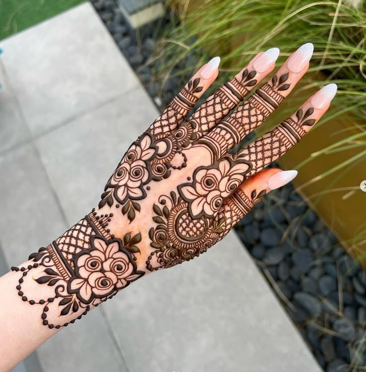 simple-and-beautiful-simple-mehndi-design-photo-back-hand simple-and-beautiful-simple-mehndi-design-photo-back-hand