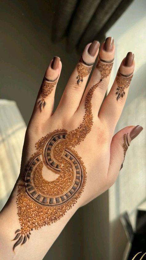 simple-mehndi-design-front-hand simple-mehndi-design-front-hand