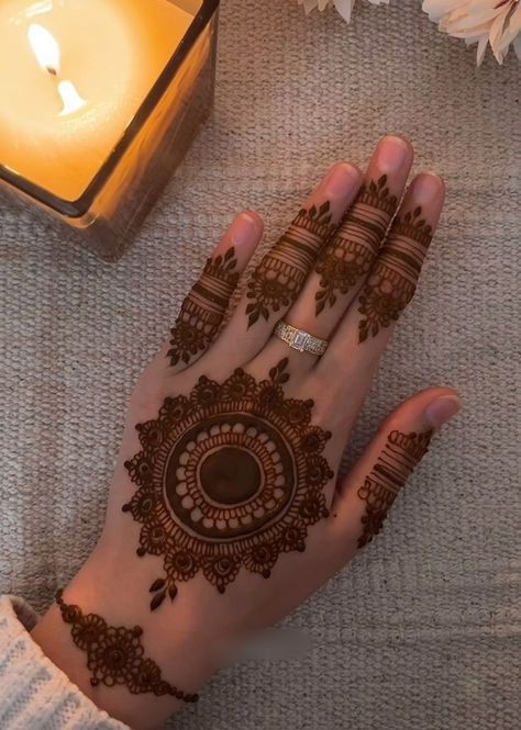 simple-mehndi-design-front-hand-cute simple-mehndi-design-front-hand-cute