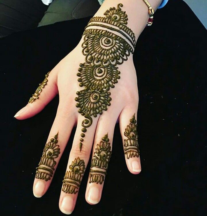 very-simple-mehndi-designs-for-kids-front-hand