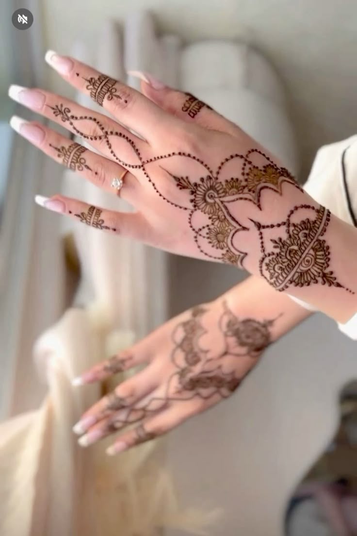Front-Hand-Simple-Mehndi-Design-Images