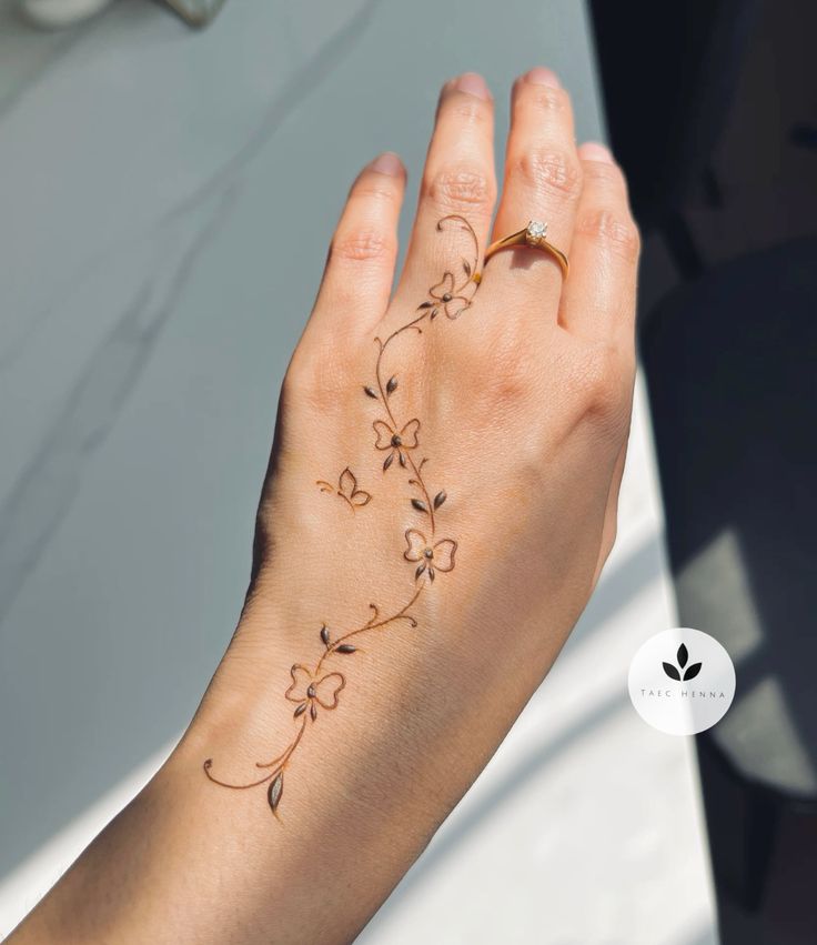 Front-Hand-Simple-Mehndi-Design-Images