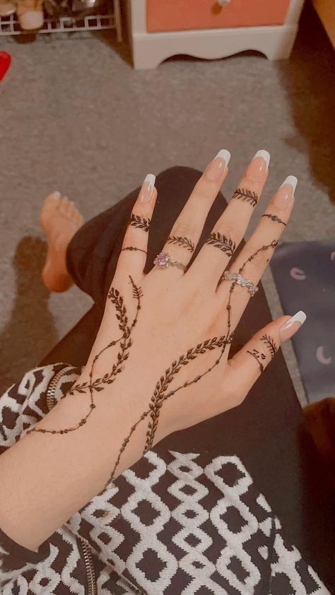 Front-Hand-Simple-Mehndi-Design-Images
