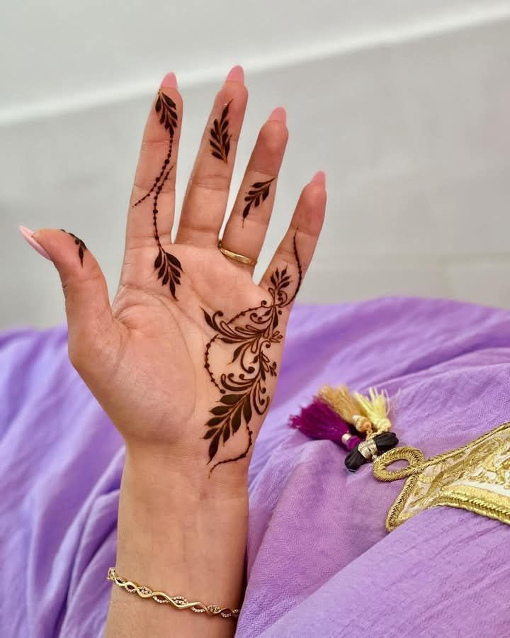 Front-Hand-Simple-Mehndi-Design-Images