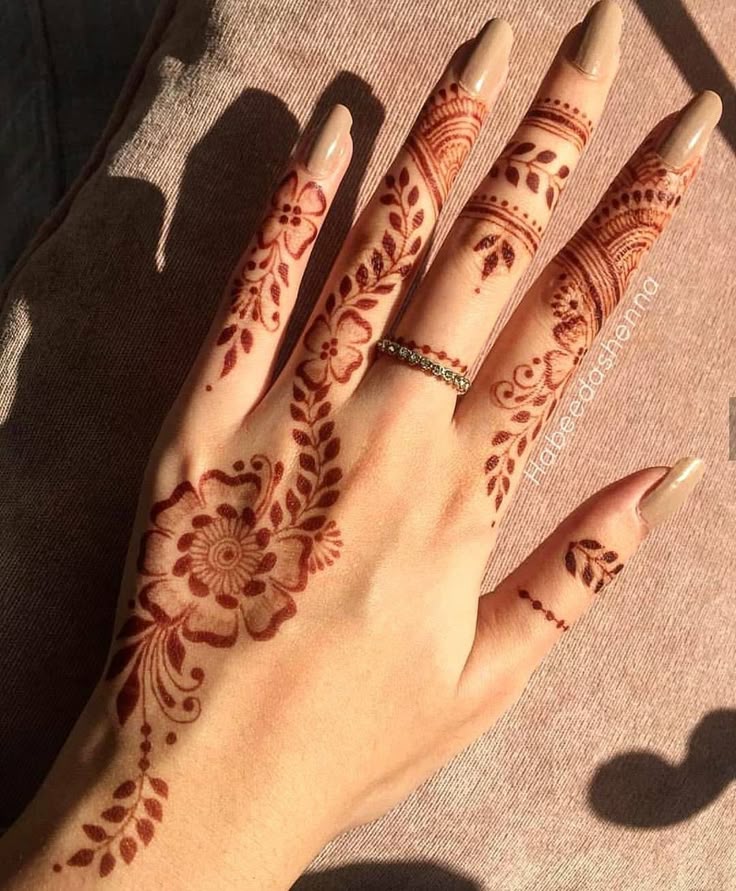 Front-Hand-Simple-Mehndi-Design-Images
