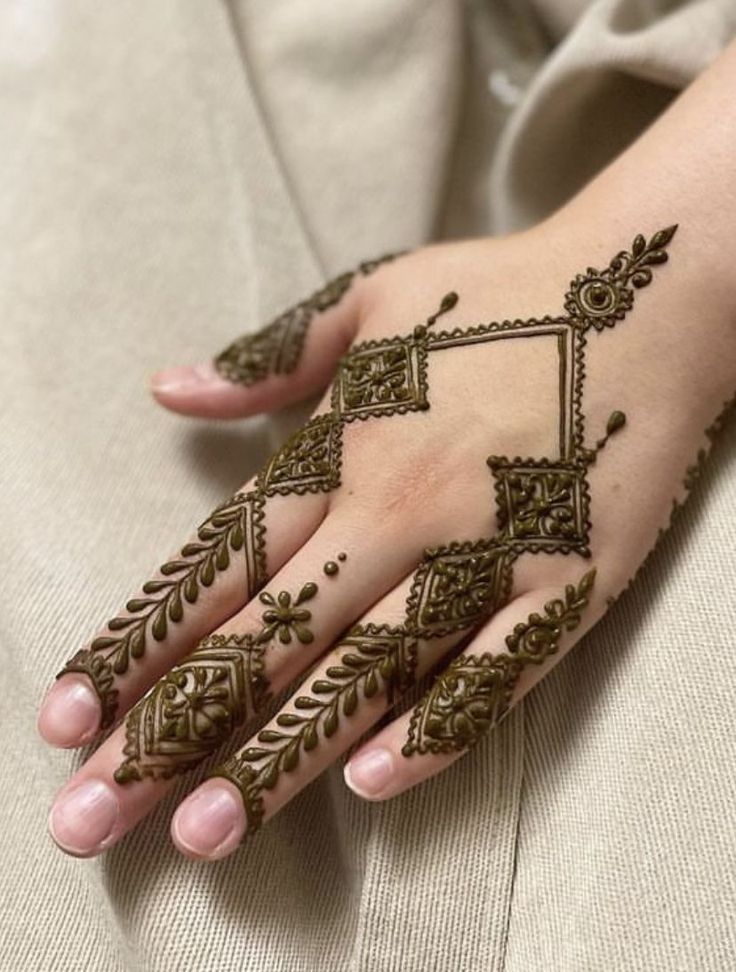 Front-Hand-Simple-Mehndi-Design-Images