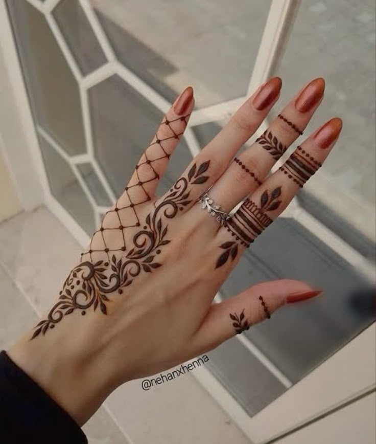 Front-Hand-Simple-Mehndi-Design-Images