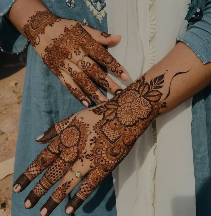 Stylish Back Hand Mehndi Design