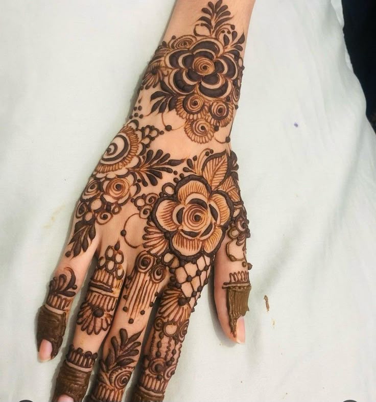 Stylish Back Hand Mehndi Design