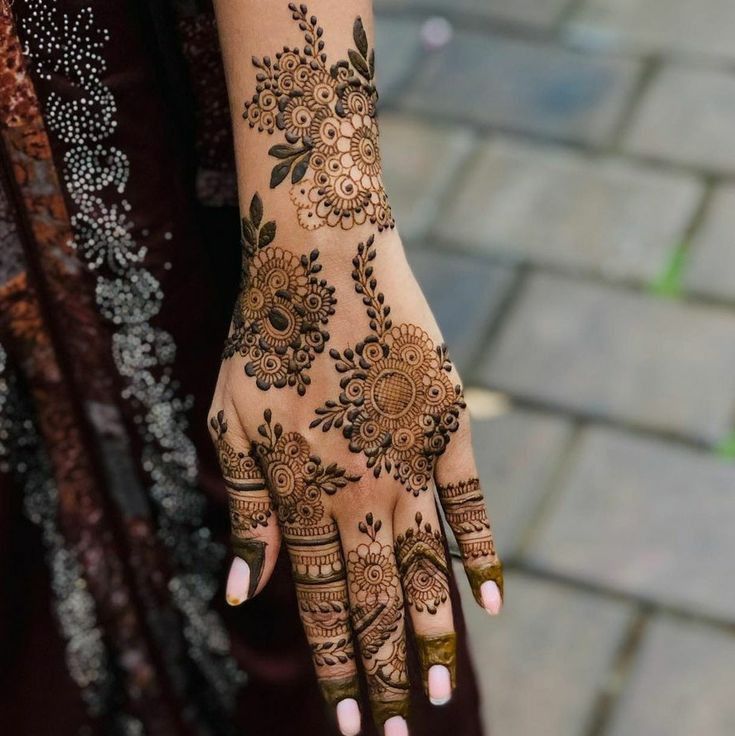Stylish Back Hand Mehndi Design