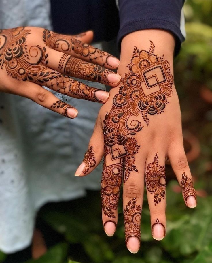 Stylish Back Hand Mehndi Design