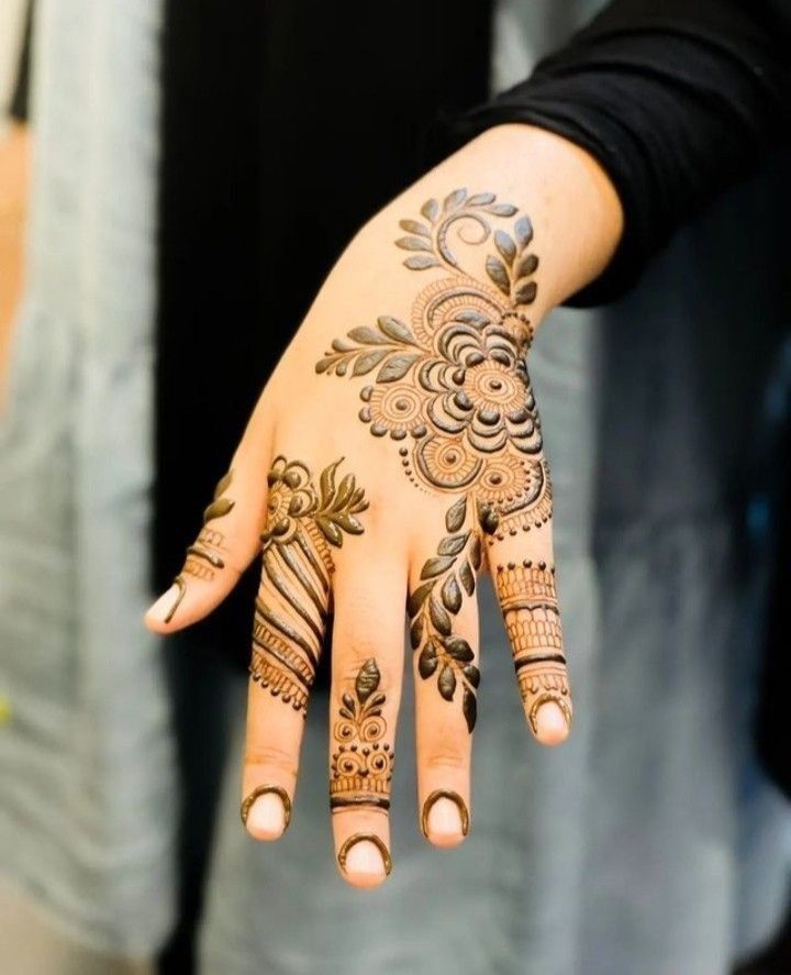 Stylish Back Hand Mehndi Design