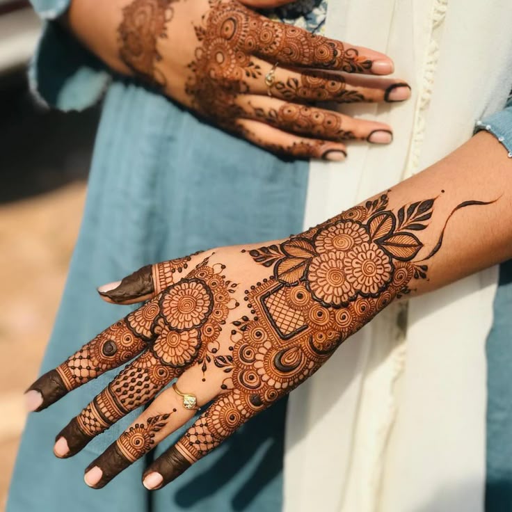 Stylish Back Hand Mehndi Design
