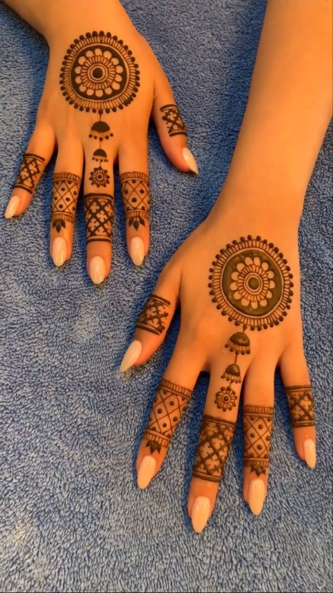Stylish Back Hand Mehndi Design
