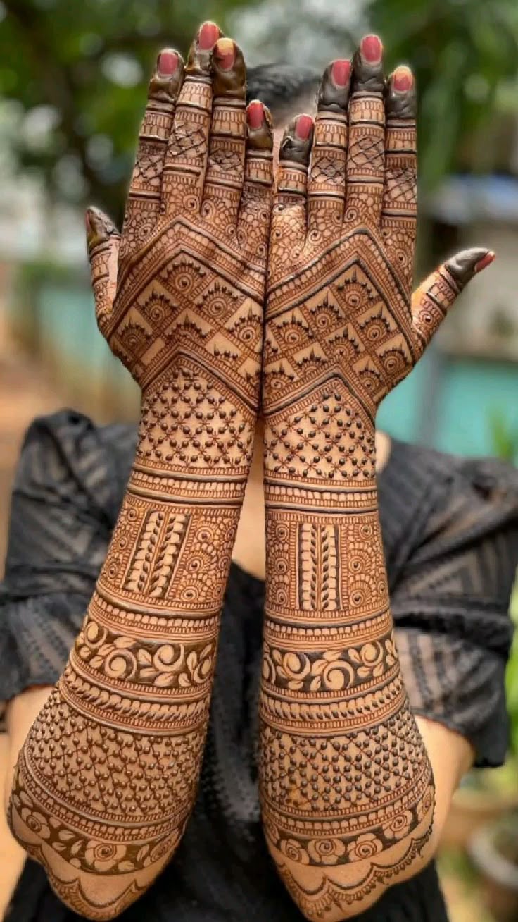 Stylish Back Hand Mehndi Design