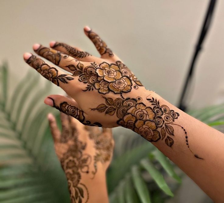 Stylish Back Hand Mehndi Design