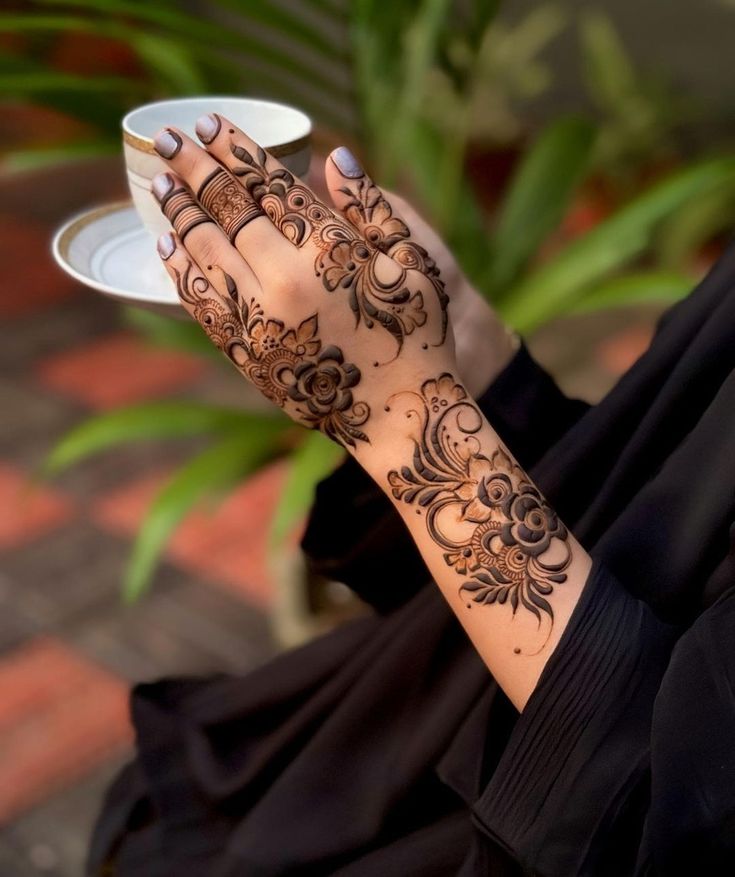Stylish Back Hand Mehndi Design
