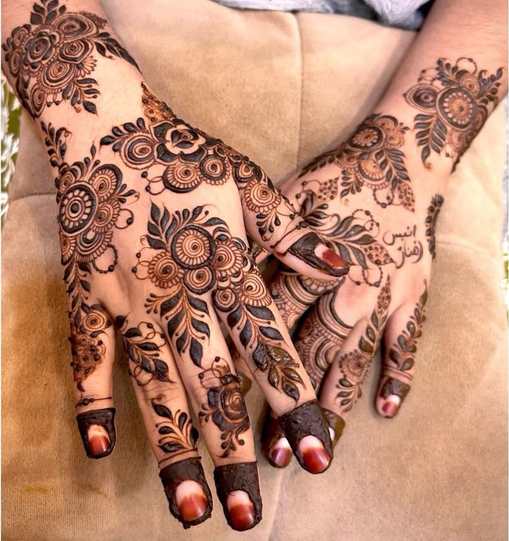 Stylish Back Hand Mehndi Design