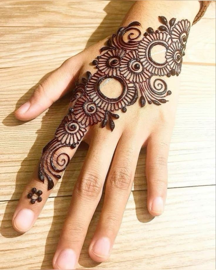 back-hand-short-stylish-mehndi-design-simple-and-beautiful back-hand-short-stylish-mehndi-design-simple-and-beautiful