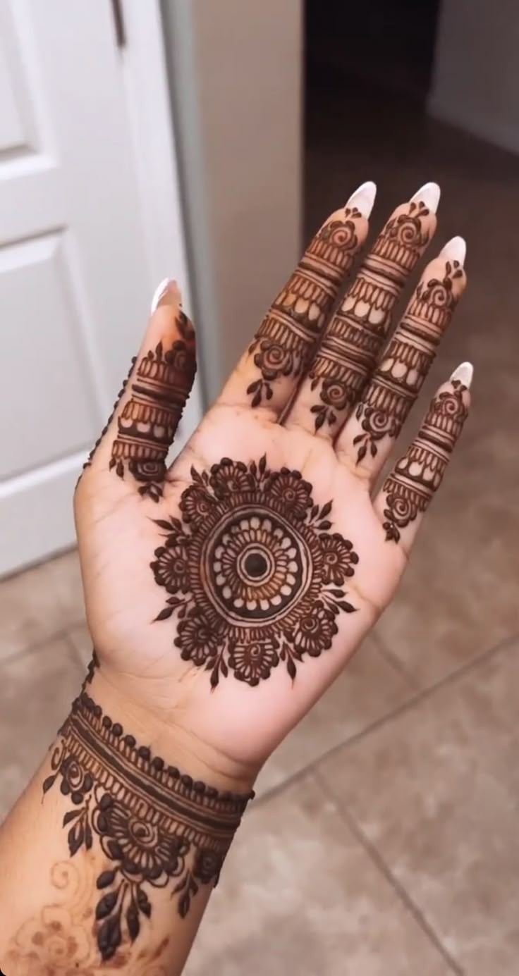 bail-royal-front-hand-mehndi-design bail-royal-front-hand-mehndi-design