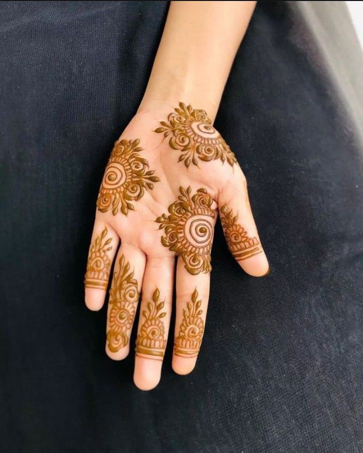 designer-mehndi-design-simple-front-hand designer-mehndi-design-simple-front-hand