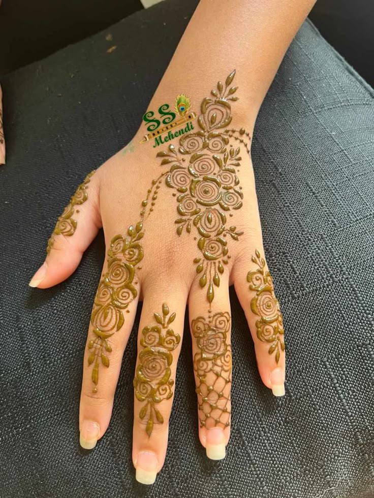 easy-mehndi-designs-for-karwa-chauth-back-hand easy-mehndi-designs-for-karwa-chauth-back-hand