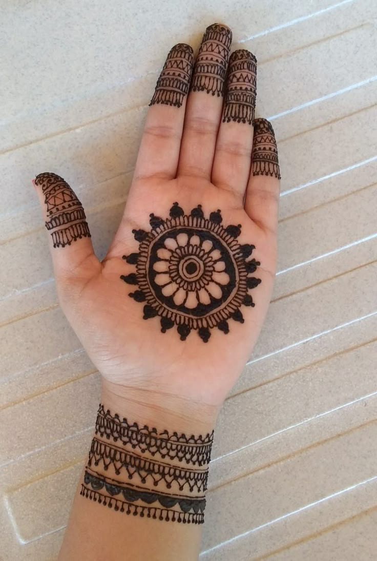 front-hand-simple-mehndi-design-circle front-hand-simple-mehndi-design-circle