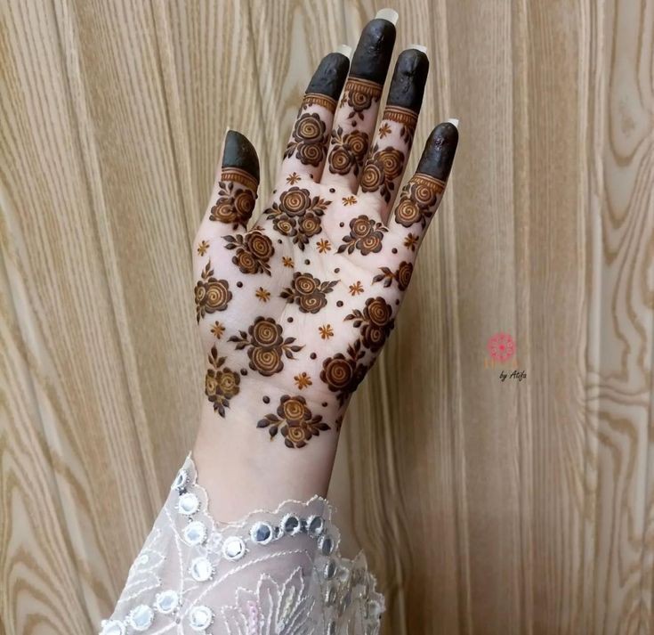 girl-front-hand-simple-mehndi-design girl-front-hand-simple-mehndi-design