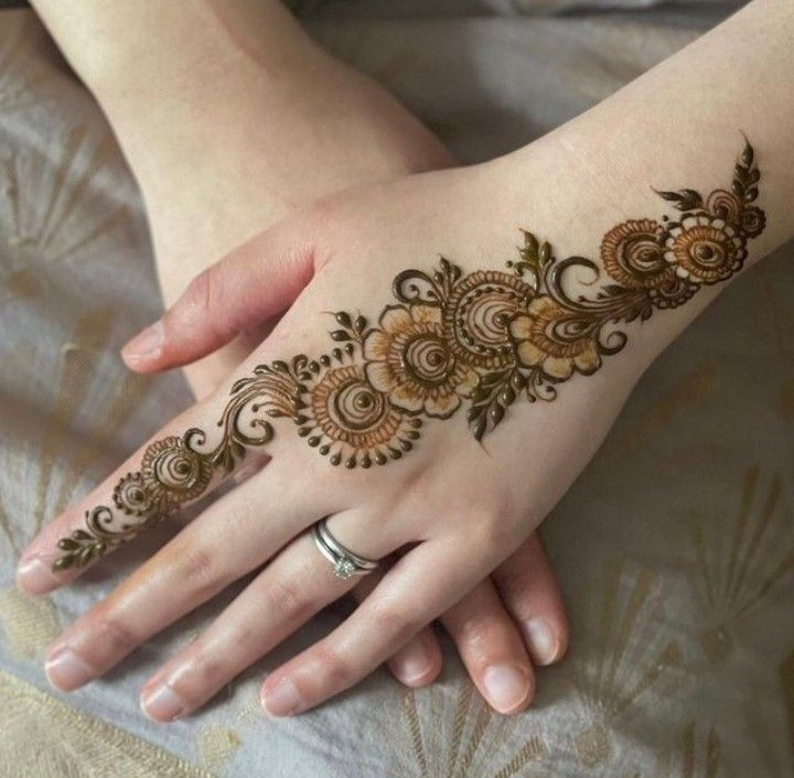 mehndi-design-on-real-hand
