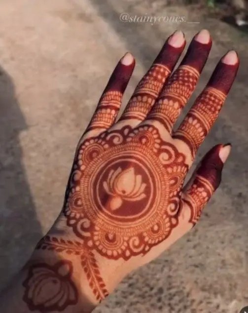 stylish-back-hand-mehndi-designs-jhumka-design stylish-back-hand-mehndi-designs-jhumka-design