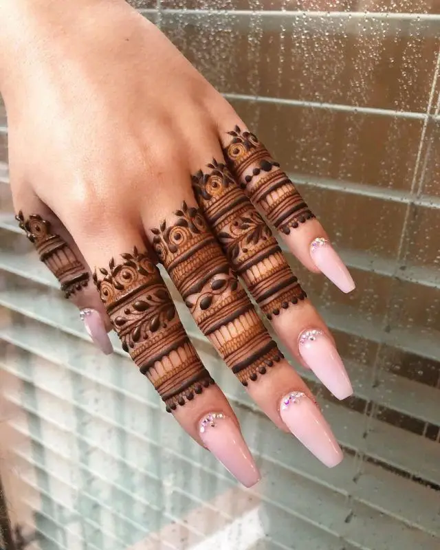 stylish-beautiful-mehndi-designs-for-girls-back-hand stylish-beautiful-mehndi-designs-for-girls-back-hand