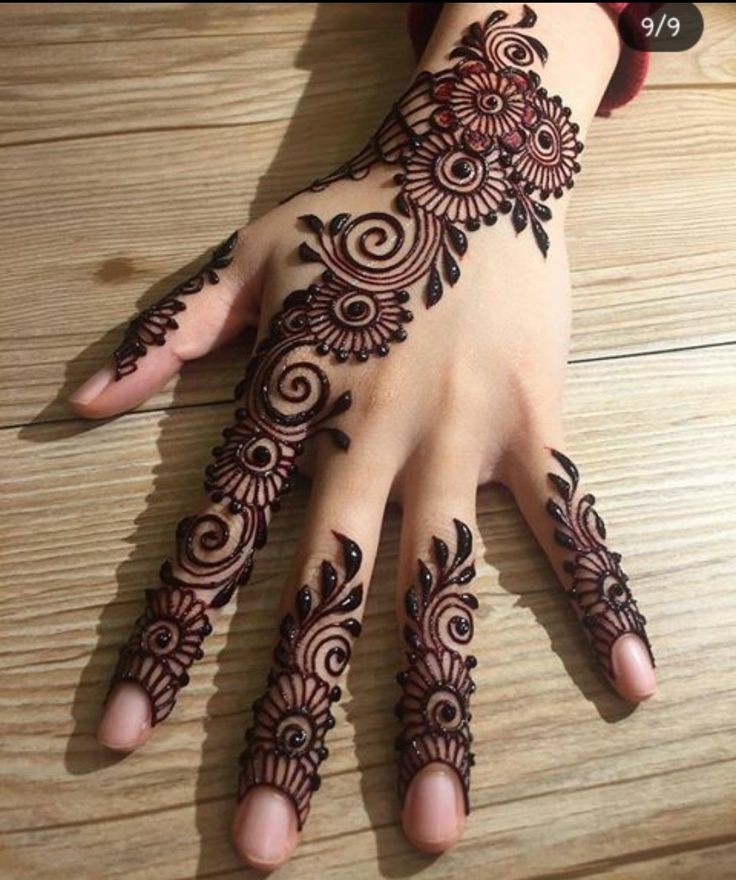 stylish-mehndi-design-back-hand-circle stylish-mehndi-design-back-hand-circle
