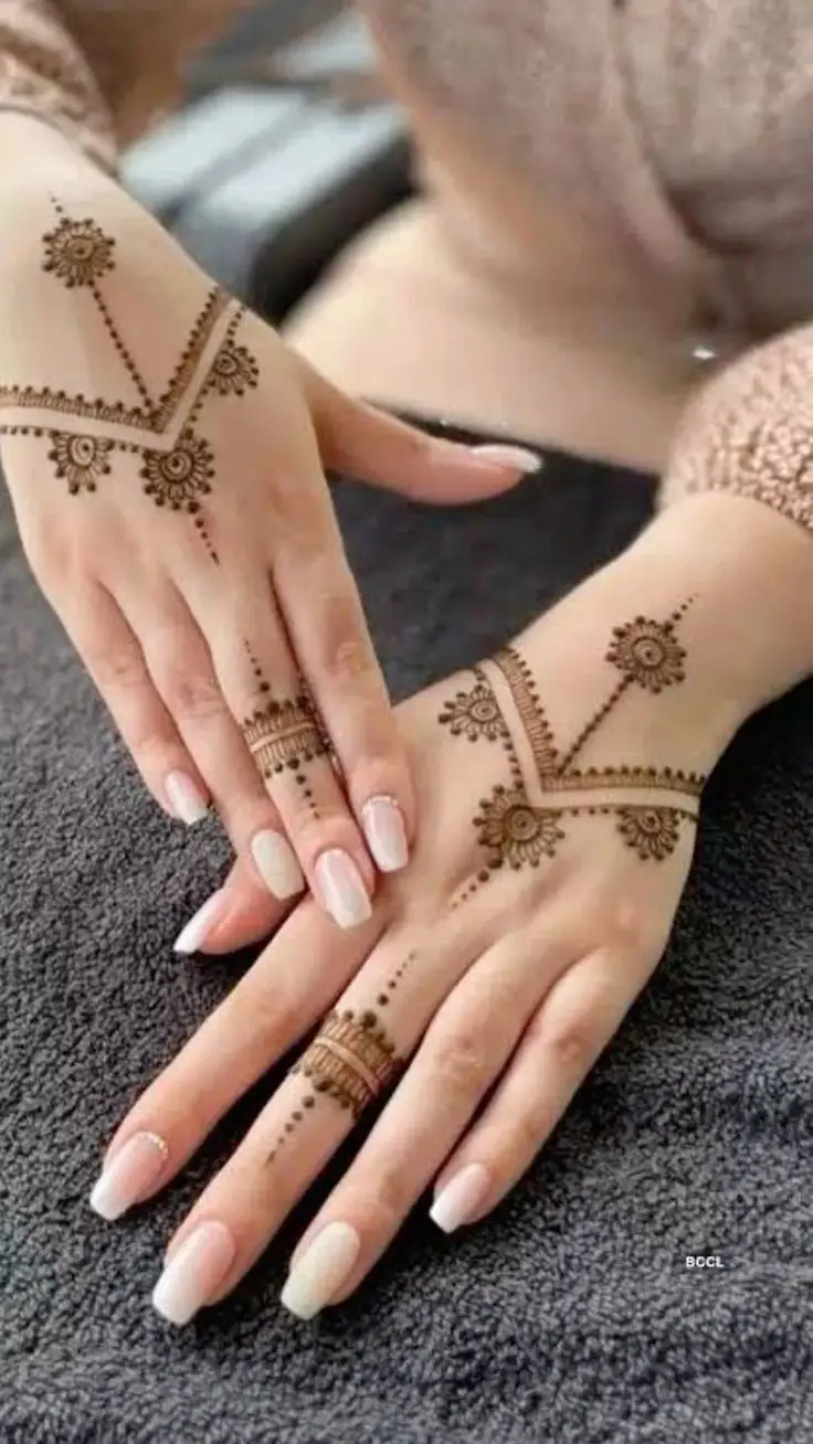 stylish-mehndi-design-back-hand-circle stylish-mehndi-design-back-hand-circle